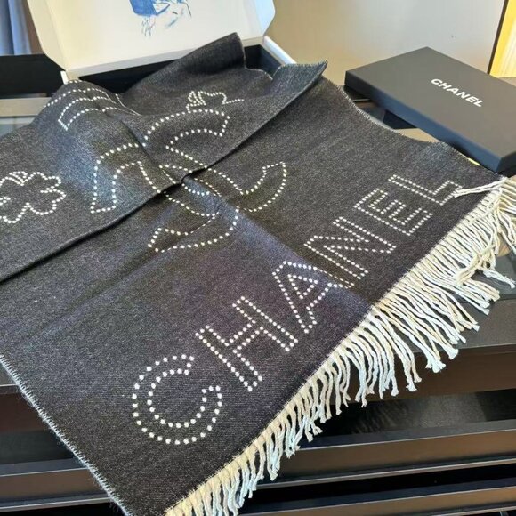Chanel Lady Scarf - Picture 6 of 9